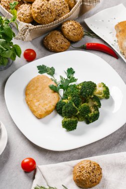 Beyaz tabakta haşlanmış brokoli ile servis tavuk köfte