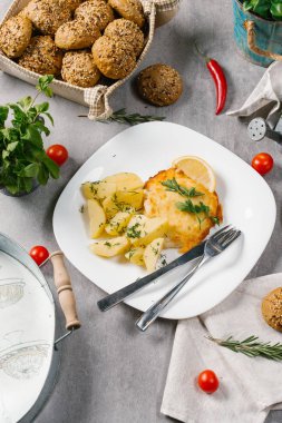 Haşlanmış patates ve beyaz plaka üzerinde limon dilimi ile servis taze hamburger biftek