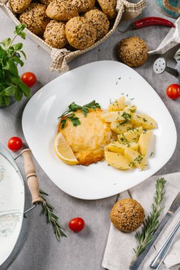 Haşlanmış patates ve beyaz plaka üzerinde limon dilimi ile servis taze hamburger biftek