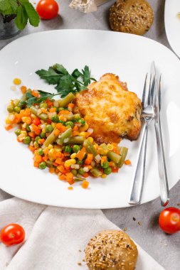 Kavrulmuş et haşlanmış sebzeler beyaz plaka üzerinde devam eder