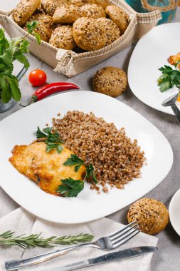 Beyaz plaka üzerinde buğday ile taze hamburger biftek servis