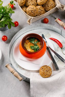 Kırmızı tagine maydanoz ve topuz ile servis içinde pişmiş et