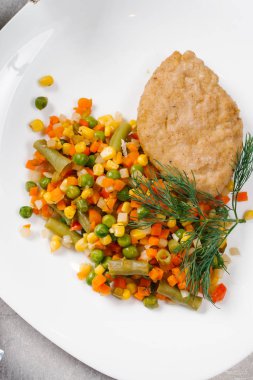 Kavrulmuş et haşlanmış sebzeler beyaz plaka üzerinde devam eder görünümü Kapat