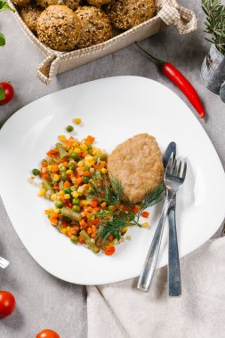 Kavrulmuş et haşlanmış sebzeler beyaz plaka üzerinde devam eder