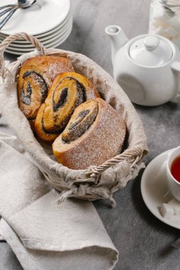 Hasır sepet içinde haşhaş ile haddelenmiş buns