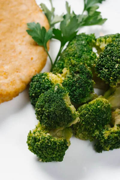 Vista Ravvicinata Delle Rissole Pollo Servite Con Broccoli Bolliti Piatto — Foto Stock