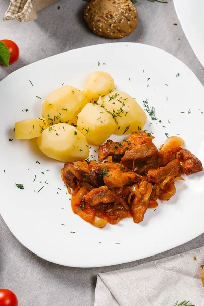 Goulash Ternera Fresca Servido Con Patatas Hervidas Plato Blanco — Foto de Stock