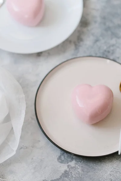 Ροζ Σουφλέ Ζαχαροπλαστικής Σχήμα Καρδιάς Στο Άσπρο Πιάτο Πάνω Από — Φωτογραφία Αρχείου
