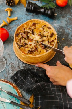 Kadın kesme dilim taze quiche yabani mantar ile