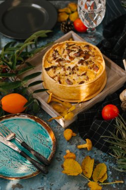 taş zemin üzerine sonbahar yaprakları ile taze quiche yabani mantar ile servis