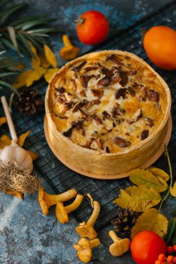 taş zemin üzerine sonbahar yaprakları ile taze quiche yabani mantar ile servis