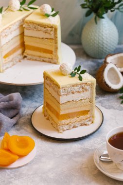 tatlı Hindistan cevizli kek bakış plaka üzerinde kapatın