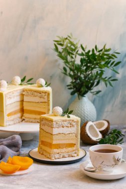 tatlı Hindistan cevizli kek bakış plaka üzerinde kapatın