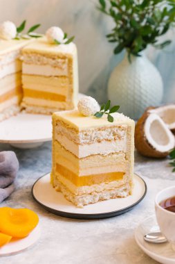 tatlı Hindistan cevizli kek bakış plaka üzerinde kapatın