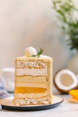 tatlı Hindistan cevizli kek bakış plaka üzerinde kapatın