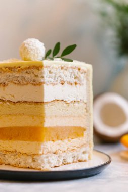 tatlı Hindistan cevizli kek bakış plaka üzerinde kapatın