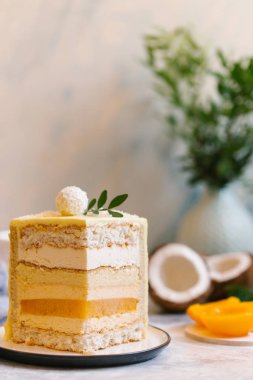 tatlı Hindistan cevizli kek bakış plaka üzerinde kapatın