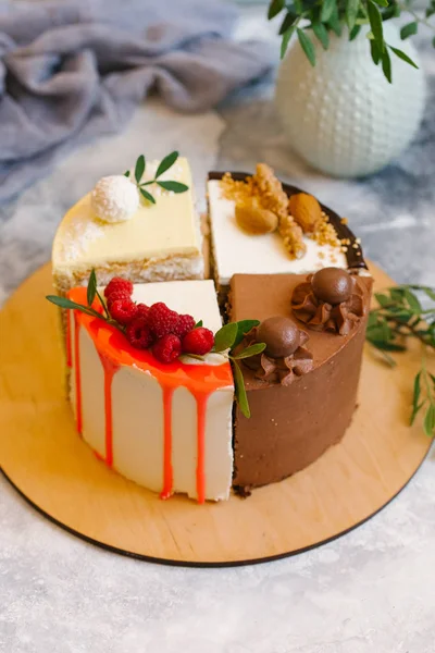在木板上装饰着新鲜浆果和巧克力的蛋糕的近景 — 图库照片