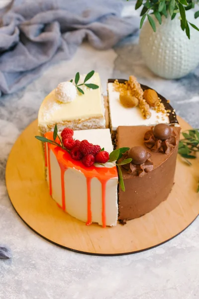 在木板上装饰着新鲜浆果和巧克力的蛋糕的近景 — 图库照片