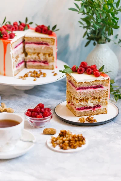 Vista Cerca Pastel Dulce Decorado Con Bayas Frescas Plato — Foto de Stock