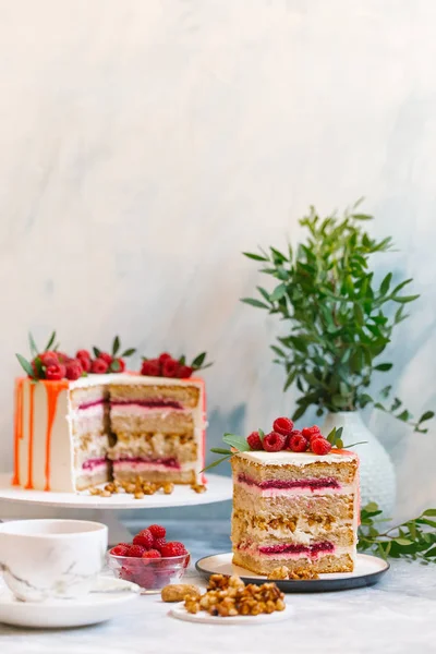 密切看到的甜蛋糕装饰新鲜浆果在盘子里 — 图库照片