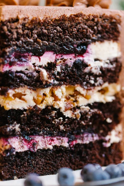 Nahaufnahme Von Süßen Hausgemachten Kuchen Mit Schokolade Dekoriert — Stockfoto