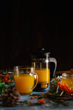 Deniz cehri meyveler yapılan çay görünümü kapatın