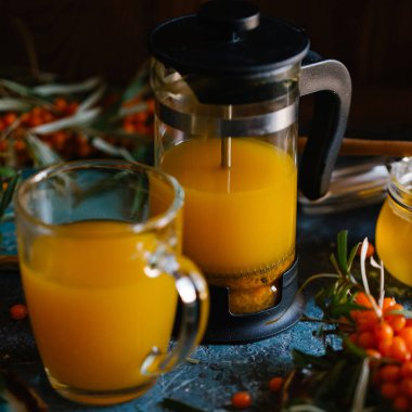 Deniz cehri çilek dalları ile çay 