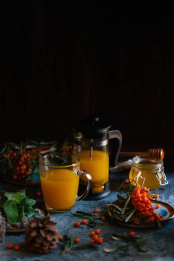 Deniz cehri çilek dalları ile çay 