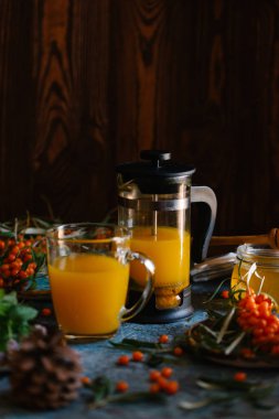 Deniz cehri çilek dalları ile çay 