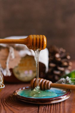 Taze bal bal ayı ahşap zemin üzerine mavi seramik plaka üzerinde üzerinden akan