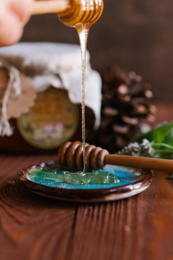 Taze bal bal ayı ahşap zemin üzerine mavi seramik plaka üzerinde üzerinden akan