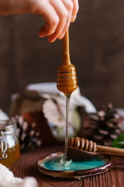 Taze bal bal ayı ahşap zemin üzerine mavi seramik plaka üzerinde üzerinden akan