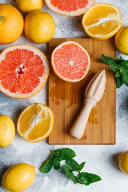 Beton zemin üzerine taze olgun portakal ve greyfurt Ahşap Doğrama tahtası ile üstten görünüm
