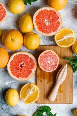 Beton zemin üzerine taze olgun portakal ve greyfurt Ahşap Doğrama tahtası ile üstten görünüm