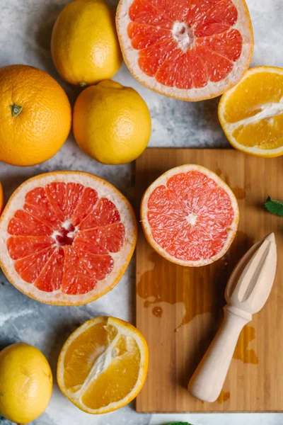 Draufsicht Auf Frische Reife Orangen Und Grapefruits Mit Holzschneidebrett Auf — Stockfoto