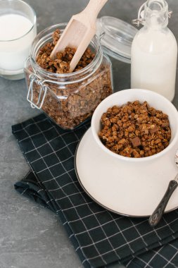 Cam beton masada Sütlü beyaz seramik kase fındık granola