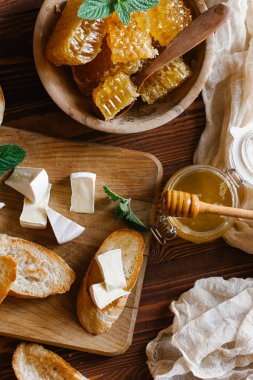 Brie peyniri ile taze peteğin hizmet ve Fransız baget ahşap Pansiyon