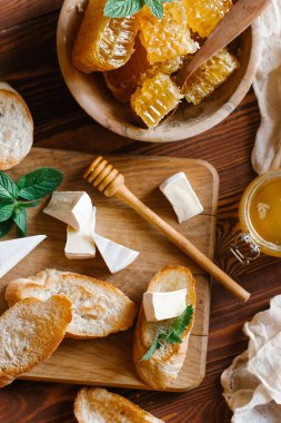 Brie peyniri ile taze peteğin hizmet ve Fransız baget ahşap Pansiyon