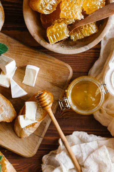 Brie Sajt Tálalva Friss Lépek Francia Baguette Tábla — Stock Fotó