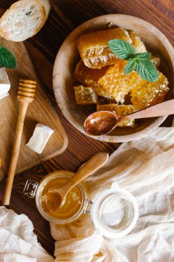 Brie peyniri ile taze peteğin hizmet ve Fransız baget ahşap Pansiyon