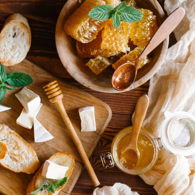 Brie peyniri ile taze peteğin hizmet ve Fransız baget ahşap Pansiyon