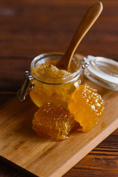 Färsk Honeycombs Med Träslev Glasburk Träskiva Mörk Bakgrund — Stockfoto
