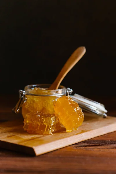 Färsk Honeycombs Med Träslev Glasburk Träskiva Mörk Bakgrund — Stockfoto