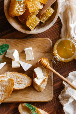 Brie peyniri ile taze peteğin hizmet ve Fransız baget ahşap Pansiyon