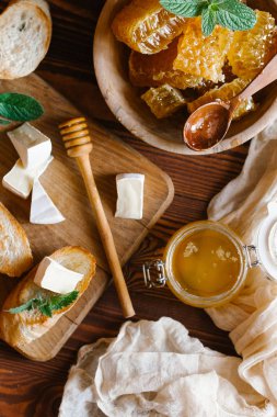 Brie peyniri ile taze peteğin hizmet ve Fransız baget ahşap Pansiyon