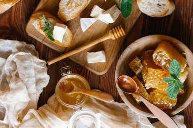 Brie peyniri ile taze peteğin hizmet ve Fransız baget ahşap Pansiyon