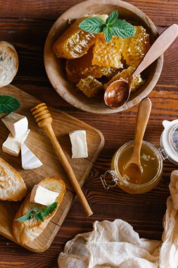 Brie peyniri ile taze peteğin hizmet ve Fransız baget ahşap Pansiyon
