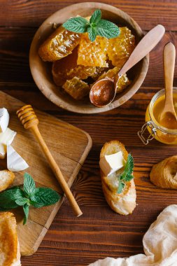 Brie peyniri ile taze peteğin hizmet ve Fransız baget ahşap Pansiyon