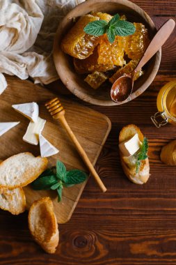 Brie peyniri ile taze peteğin hizmet ve Fransız baget ahşap Pansiyon